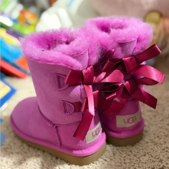 UGG toddler Boots Sz 8 in Fuschia with Bows - Picture 4 of 5